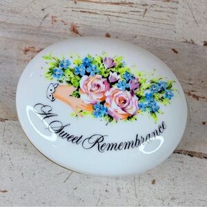 Vintage Avon Porcelain Trinket Box With Roses A Sweet Remembrance 1982